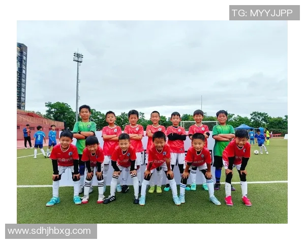 让老人重温青春岁月观看足球明星精彩瞬间