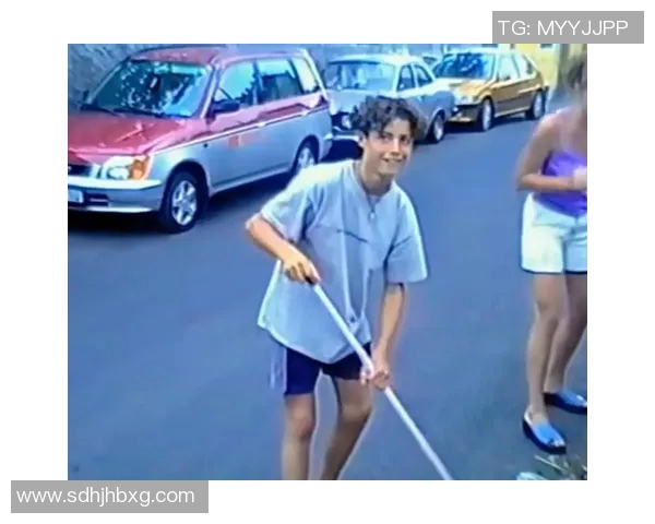 足球明星魅力背后的心理效应与球迷情感共鸣分析